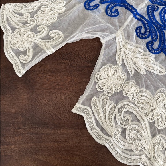 VENUS Blue and White Lace Blouse - Picture 4 of 7